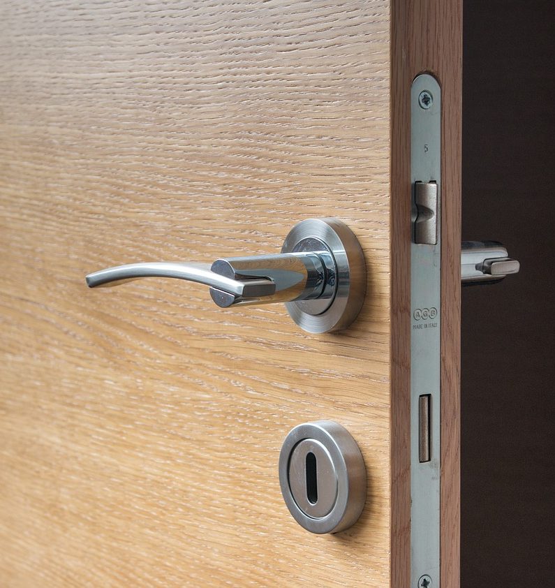 door 1089638 1280 1 e1702475553801